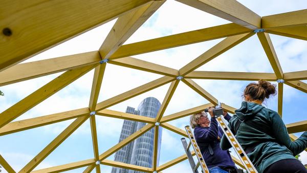 Setting up our Dome in Düsseldorf at the March against Monsanto