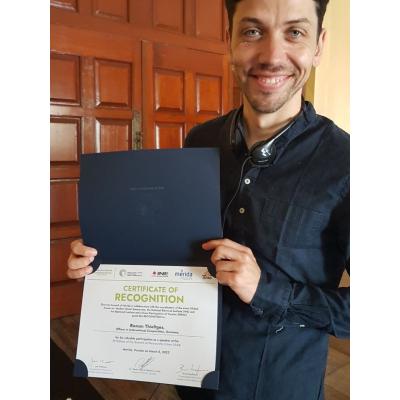 A man holding up his certificate of participation at the 2023 "World City Summit" in Merida (Mexico)