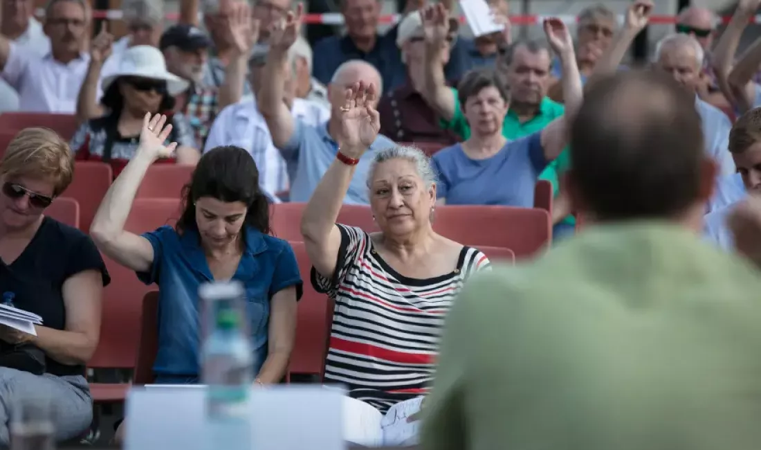  Photo Credit: Swiss Info. Every summer, the village square in Bassersdorf, canton Zurich, is the venue for the town meeting. 