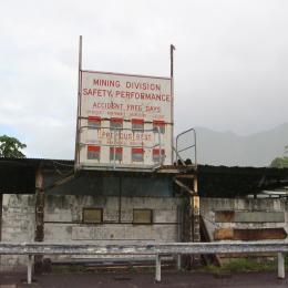 The ruins of the Panguna mine (Photo courtesy of Madlemurs (CC BY-NC-ND 2.0) https://creativecommons.org/licenses/by-nc-nd/2.0/) 